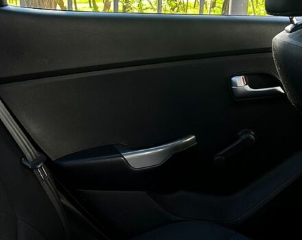 Белый Киа Рио, объемом двигателя 1.4 л и пробегом 176 тыс. км за 8000 $, фото 4 на Automoto.ua