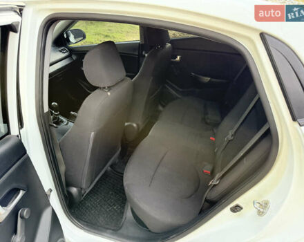 Білий Кіа Ріо, об'ємом двигуна 1.4 л та пробігом 299 тис. км за 5800 $, фото 14 на Automoto.ua