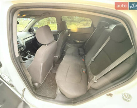 Білий Кіа Ріо, об'ємом двигуна 1.4 л та пробігом 299 тис. км за 5800 $, фото 6 на Automoto.ua