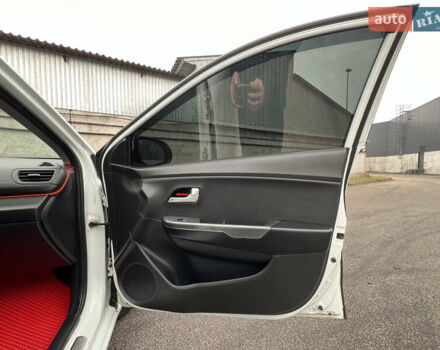 Белый Киа Рио, объемом двигателя 1.4 л и пробегом 246 тыс. км за 6550 $, фото 24 на Automoto.ua