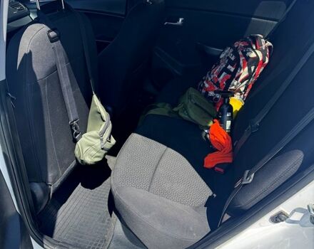 Белый Киа Рио, объемом двигателя 1.4 л и пробегом 222 тыс. км за 6900 $, фото 6 на Automoto.ua