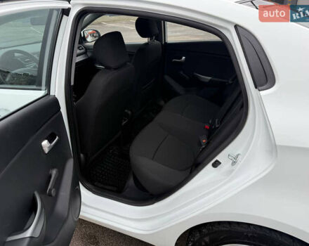 Белый Киа Рио, объемом двигателя 1.4 л и пробегом 23 тыс. км за 9900 $, фото 22 на Automoto.ua