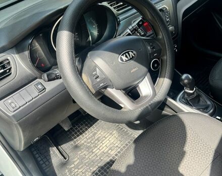 Белый Киа Рио, объемом двигателя 1.4 л и пробегом 260 тыс. км за 6250 $, фото 4 на Automoto.ua