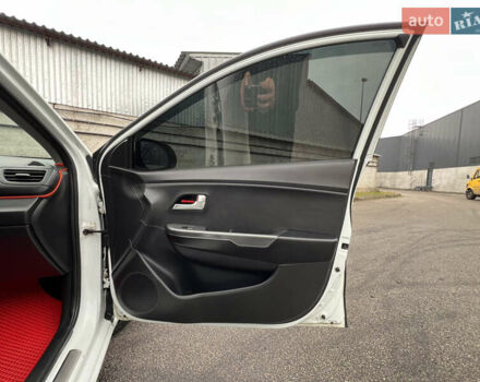 Белый Киа Рио, объемом двигателя 1.4 л и пробегом 246 тыс. км за 6550 $, фото 23 на Automoto.ua