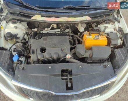 Белый Киа Рио, объемом двигателя 1.4 л и пробегом 215 тыс. км за 5650 $, фото 2 на Automoto.ua