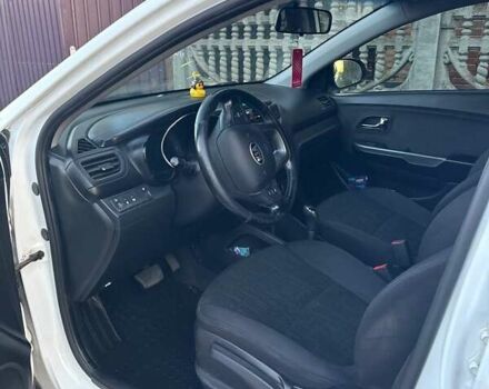 Белый Киа Рио, объемом двигателя 1.59 л и пробегом 222 тыс. км за 8600 $, фото 9 на Automoto.ua