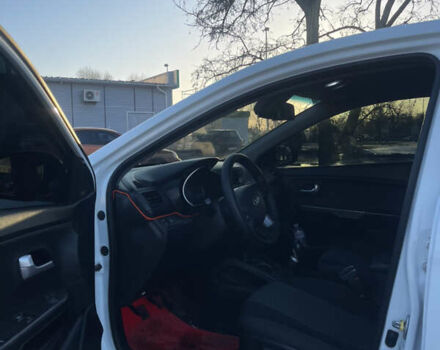 Білий Кіа Ріо, об'ємом двигуна 1.4 л та пробігом 248 тис. км за 7499 $, фото 7 на Automoto.ua