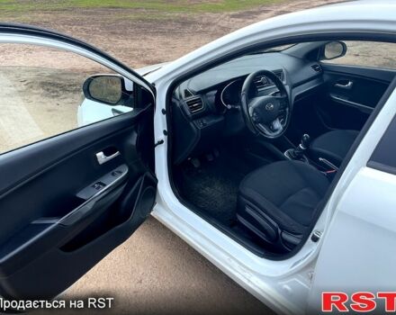 Белый Киа Рио, объемом двигателя 1.4 л и пробегом 210 тыс. км за 5500 $, фото 5 на Automoto.ua