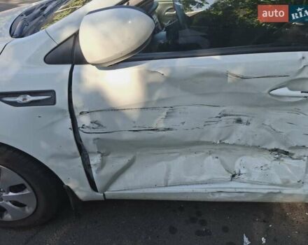 Белый Киа Рио, объемом двигателя 1.4 л и пробегом 108 тыс. км за 4000 $, фото 1 на Automoto.ua
