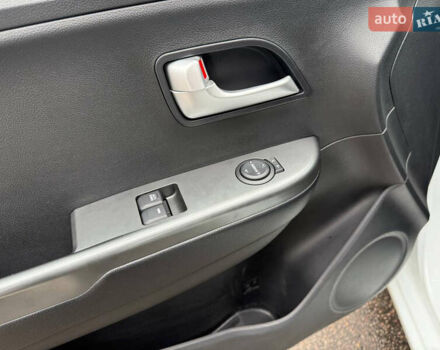 Белый Киа Рио, объемом двигателя 1.4 л и пробегом 23 тыс. км за 9900 $, фото 14 на Automoto.ua