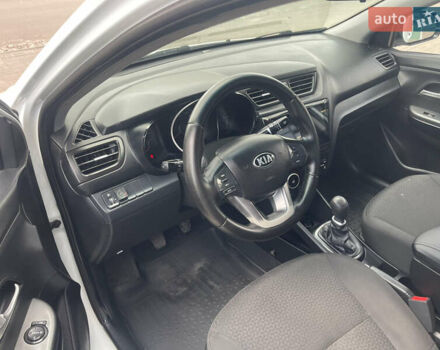 Білий Кіа Ріо, об'ємом двигуна 1.4 л та пробігом 141 тис. км за 6500 $, фото 6 на Automoto.ua