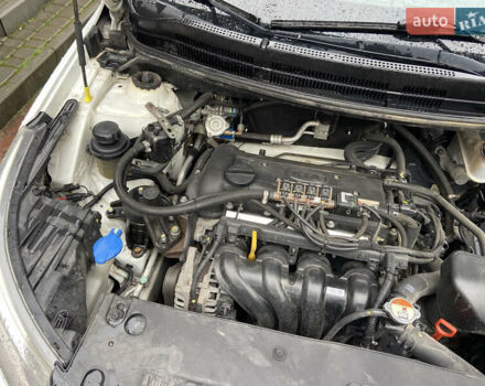Белый Киа Рио, объемом двигателя 1.59 л и пробегом 89 тыс. км за 10600 $, фото 6 на Automoto.ua