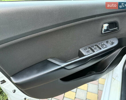 Белый Киа Рио, объемом двигателя 1.59 л и пробегом 138 тыс. км за 9333 $, фото 47 на Automoto.ua