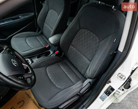 Білий Кіа Ріо, об'ємом двигуна 1.4 л та пробігом 193 тис. км за 9864 $, фото 8 на Automoto.ua