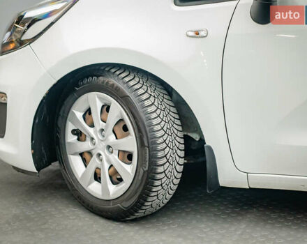 Білий Кіа Ріо, об'ємом двигуна 1.4 л та пробігом 193 тис. км за 9864 $, фото 7 на Automoto.ua