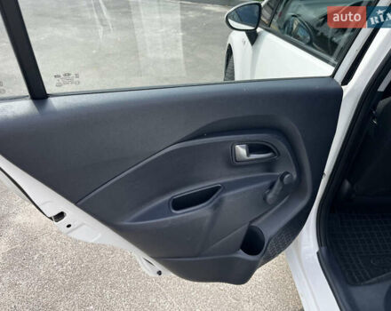 Белый Киа Рио, объемом двигателя 1.4 л и пробегом 81 тыс. км за 7400 $, фото 8 на Automoto.ua