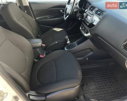 Білий Кіа Ріо, об'ємом двигуна 1.4 л та пробігом 88 тис. км за 8490 $, фото 22 на Automoto.ua