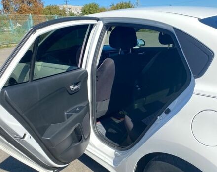 Білий Кіа Ріо, об'ємом двигуна 1.6 л та пробігом 96 тис. км за 14000 $, фото 4 на Automoto.ua