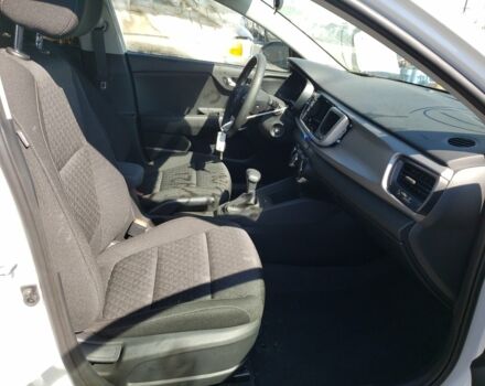 Білий Кіа Ріо, об'ємом двигуна 1.6 л та пробігом 5 тис. км за 15571 $, фото 4 на Automoto.ua