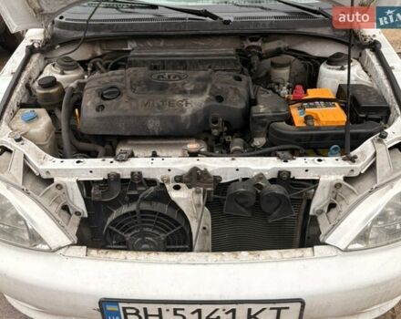 Белый Киа Рио, объемом двигателя 1.5 л и пробегом 260 тыс. км за 2000 $, фото 1 на Automoto.ua