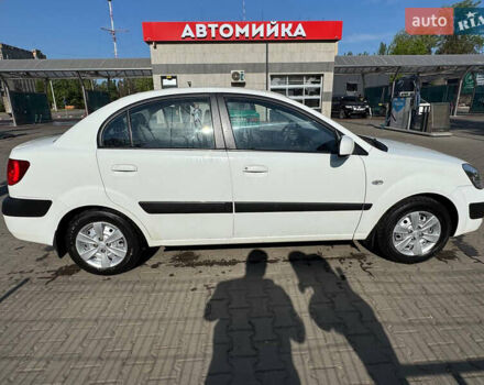 Білий Кіа Ріо, об'ємом двигуна 1.4 л та пробігом 91 тис. км за 6105 $, фото 1 на Automoto.ua