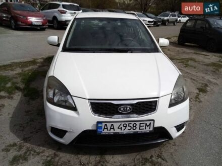 Белый Киа Рио, объемом двигателя 1.4 л и пробегом 100 тыс. км за 4100 $, фото 1 на Automoto.ua