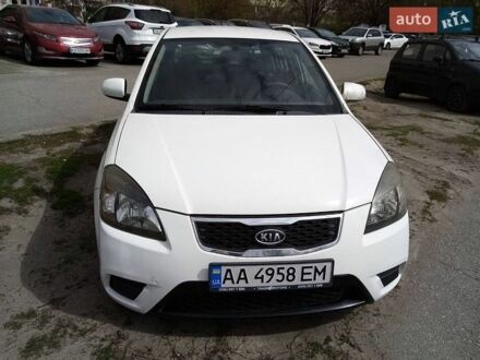 Белый Киа Рио, объемом двигателя 1.4 л и пробегом 100 тыс. км за 5500 $, фото 1 на Automoto.ua