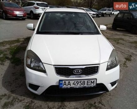 Белый Киа Рио, объемом двигателя 1.4 л и пробегом 100 тыс. км за 5500 $, фото 1 на Automoto.ua