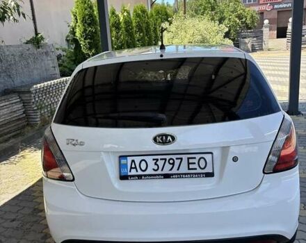 Белый Киа Рио, объемом двигателя 1.4 л и пробегом 240 тыс. км за 3999 $, фото 1 на Automoto.ua