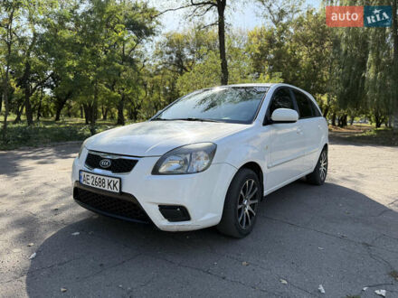 Белый Киа Рио, объемом двигателя 1.4 л и пробегом 199 тыс. км за 5700 $, фото 1 на Automoto.ua