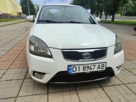 Білий Кіа Ріо, об'ємом двигуна 1.4 л та пробігом 250 тис. км за 6000 $, фото 1 на Automoto.ua