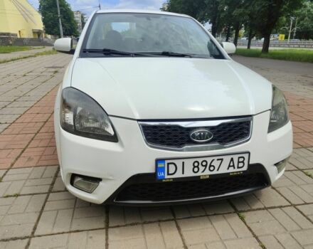 Белый Киа Рио, объемом двигателя 1.4 л и пробегом 250 тыс. км за 6000 $, фото 1 на Automoto.ua