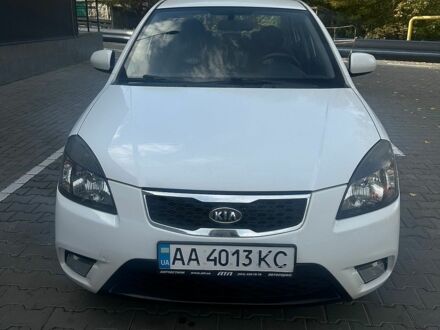 Белый Киа Рио, объемом двигателя 1.4 л и пробегом 158 тыс. км за 5800 $, фото 1 на Automoto.ua