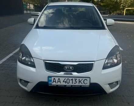Белый Киа Рио, объемом двигателя 1.4 л и пробегом 158 тыс. км за 5800 $, фото 1 на Automoto.ua