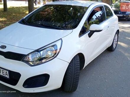 Белый Киа Рио, объемом двигателя 1.12 л и пробегом 250 тыс. км за 4400 $, фото 1 на Automoto.ua