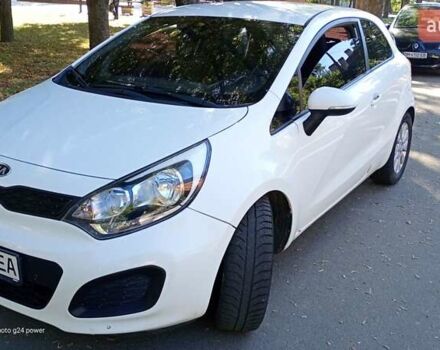 Белый Киа Рио, объемом двигателя 1.12 л и пробегом 250 тыс. км за 4400 $, фото 1 на Automoto.ua