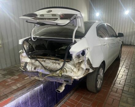 Белый Киа Рио, объемом двигателя 1.6 л и пробегом 290 тыс. км за 4500 $, фото 1 на Automoto.ua