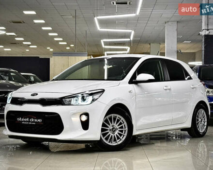 Білий Кіа Ріо, об'ємом двигуна 1.4 л та пробігом 65 тис. км за 12499 $, фото 1 на Automoto.ua