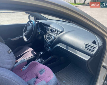 Бежевый Киа Рио, объемом двигателя 1.59 л и пробегом 150 тыс. км за 7500 $, фото 3 на Automoto.ua