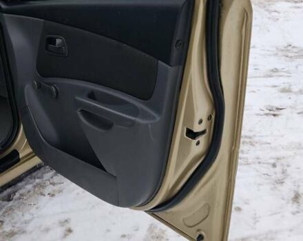 Бежевый Киа Рио, объемом двигателя 1.4 л и пробегом 291 тыс. км за 3800 $, фото 3 на Automoto.ua