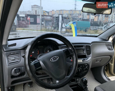 Бежевый Киа Рио, объемом двигателя 1.4 л и пробегом 290 тыс. км за 4100 $, фото 3 на Automoto.ua