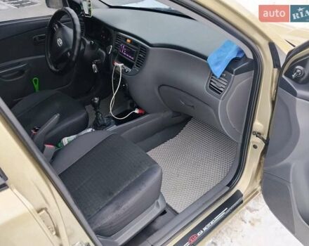 Бежевый Киа Рио, объемом двигателя 1.4 л и пробегом 291 тыс. км за 3800 $, фото 6 на Automoto.ua