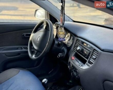 Чорний Кіа Ріо, об'ємом двигуна 1.6 л та пробігом 256 тис. км за 3300 $, фото 5 на Automoto.ua