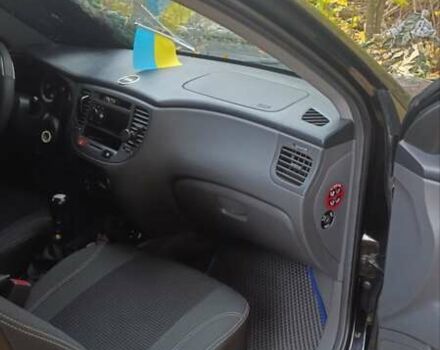 Черный Киа Рио, объемом двигателя 1.4 л и пробегом 350 тыс. км за 4300 $, фото 7 на Automoto.ua