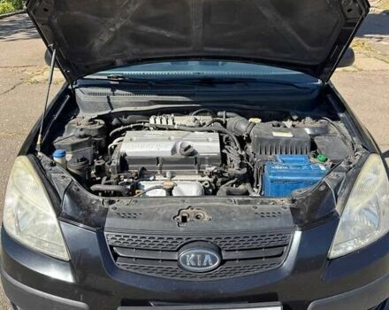 Черный Киа Рио, объемом двигателя 1.4 л и пробегом 350 тыс. км за 4200 $, фото 3 на Automoto.ua