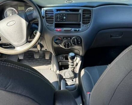 Черный Киа Рио, объемом двигателя 1.4 л и пробегом 350 тыс. км за 4300 $, фото 2 на Automoto.ua