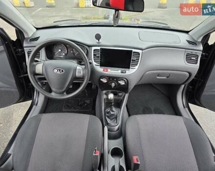 Черный Киа Рио, объемом двигателя 1.4 л и пробегом 250 тыс. км за 4300 $, фото 10 на Automoto.ua