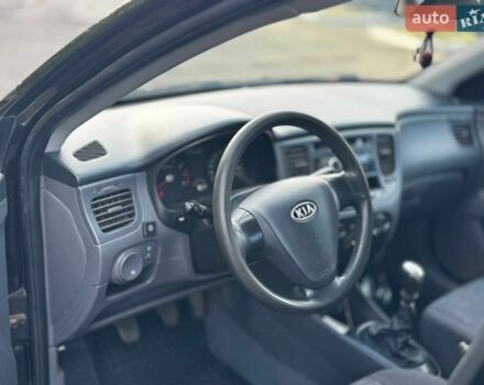 Черный Киа Рио, объемом двигателя 1.4 л и пробегом 226 тыс. км за 3600 $, фото 6 на Automoto.ua