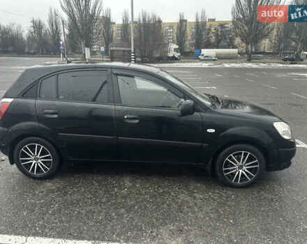 Черный Киа Рио, объемом двигателя 1.4 л и пробегом 208 тыс. км за 5400 $, фото 3 на Automoto.ua