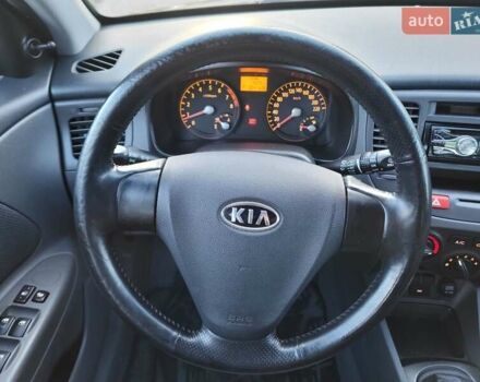 Чорний Кіа Ріо, об'ємом двигуна 1.4 л та пробігом 184 тис. км за 4800 $, фото 5 на Automoto.ua